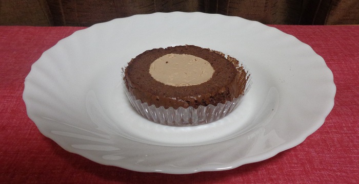 お皿に載せた低糖工房の低糖ロールケーキ（チョコ味）