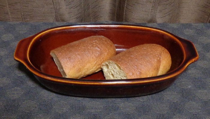 半分に切ってお皿に載せたふすまパン